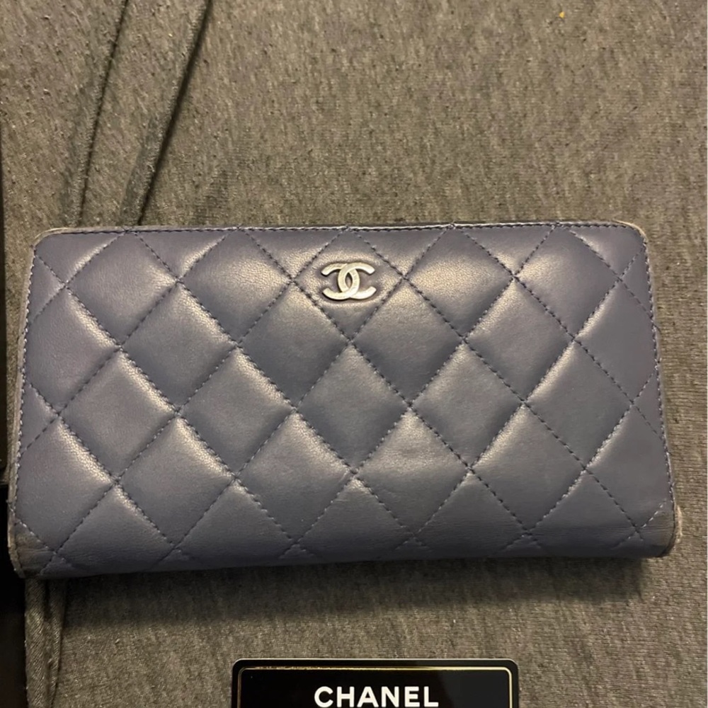 Blue/purple/silver wallet modified to wallet on a chain.